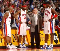 关于里程碑夜！底特律活塞内部沟通；荷甲国际比赛日刷纪录；底气十足；团队化学反应显著的信息