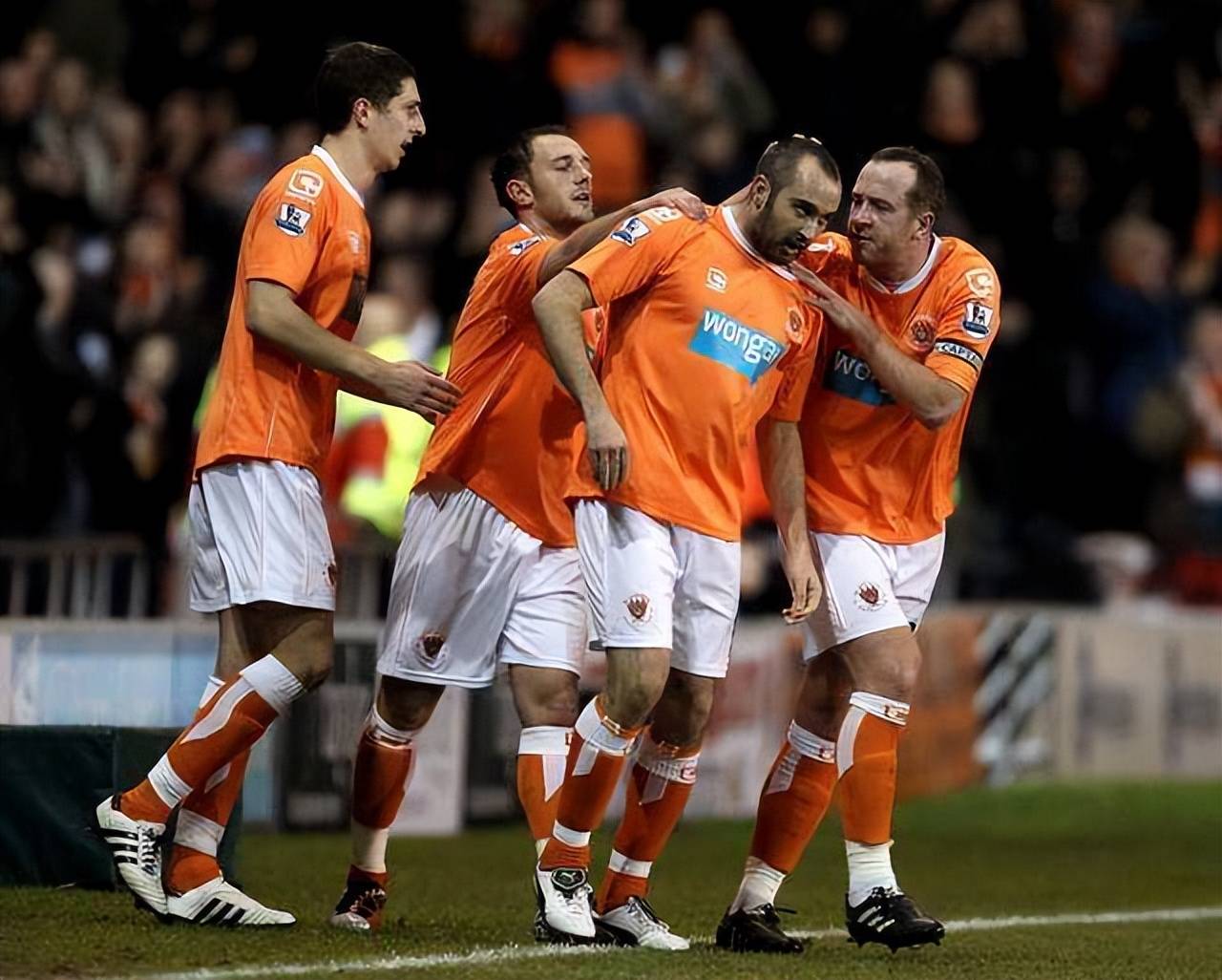 法兰克福迎意甲关键赛，赛后主帅复盘，引发热议，临场指挥获称赞(法兰克福冠军赛最新消息)