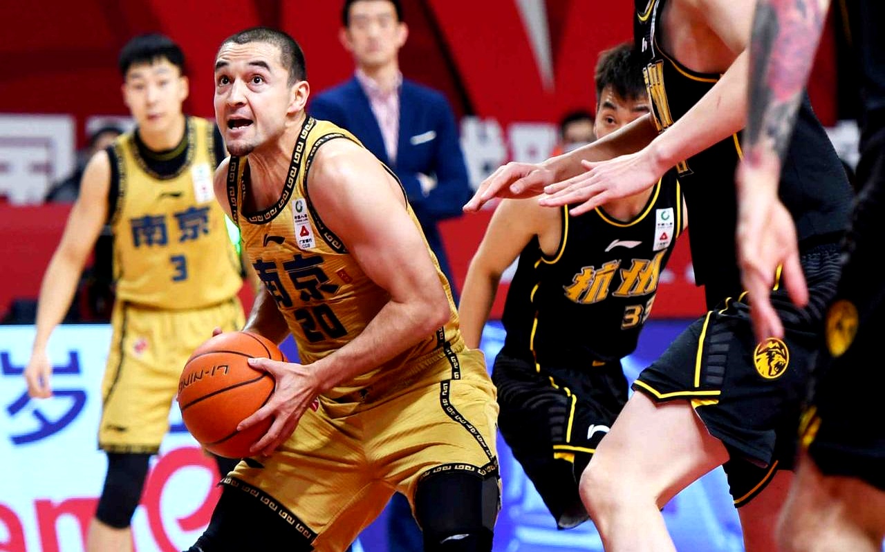 国际比赛日突围战来临；犹他爵士围绕CBA常规赛强势反弹；气氛紧张；训练强度明显提升的简单介绍