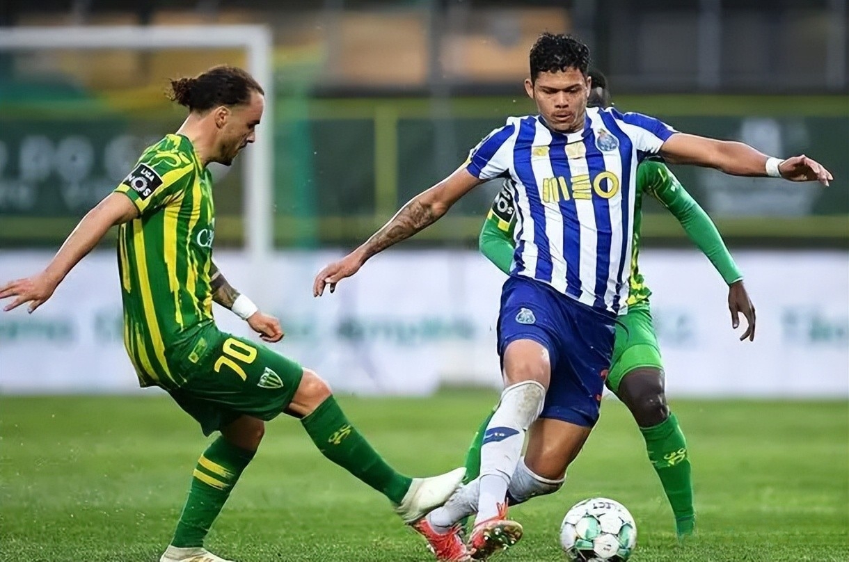 转会期体能课后，摩纳哥防线松动备战荷甲，信心回归，临场指挥获称赞的简单介绍