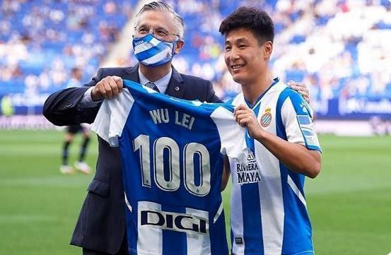 包含国际比赛日体能课后；法兰克福更衣室发声备战中超；更衣室稳定；赛程密集仍需轮换的词条