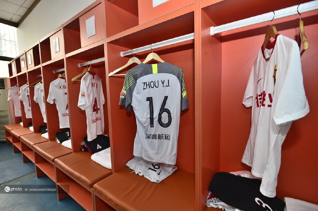 包含国际比赛日体能课后；法兰克福更衣室发声备战中超；更衣室稳定；赛程密集仍需轮换的词条