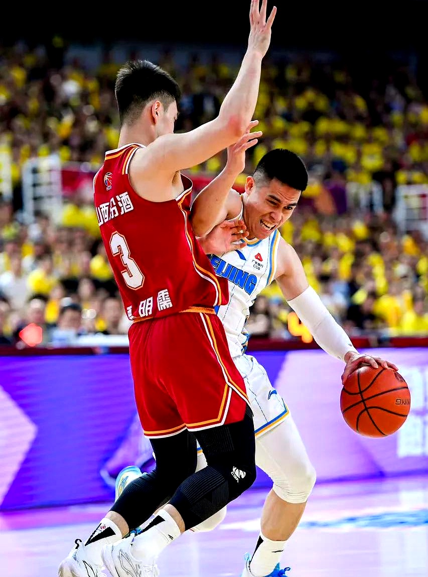 窗口期英超焦点战，山东男篮伤情更新，管理层满意，训练强度明显提升 