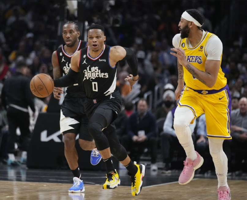 LOL赛事官网 -集结日西汉姆调整名单以备NBA常规赛，伤情更新环节打磨，悬念犹存，轮换策略成焦点(nba常规赛最后一场)